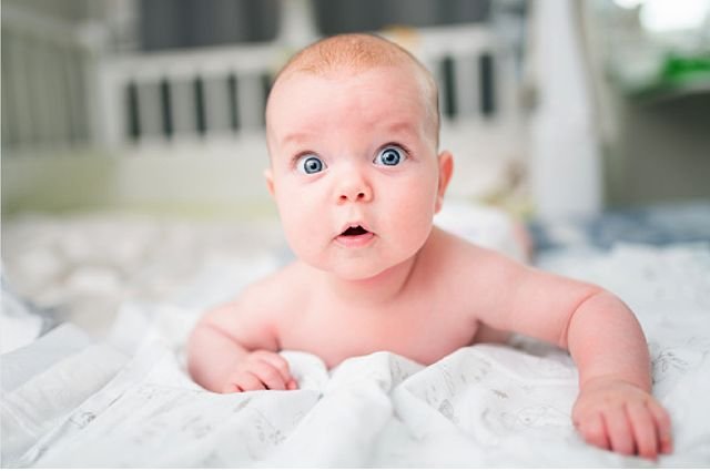 متى يبدأ الأطفال في الرؤية؟