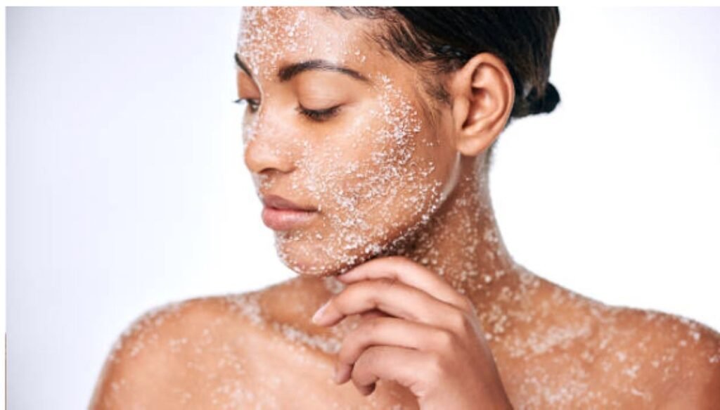 7 عادات سيئة تلحق الضرر بالبشرة والشعر