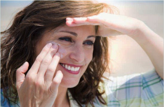 أشعة الشمس هي السبب الرئيسي لشيخوخة الجلد المبكرة،منع ظهور التجاعيد ،