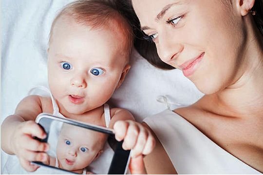 متى يبدأ الأطفال في الرؤية؟