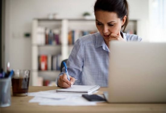 هل تؤجل عمل اليوم للغذ؟حان الوقت للتخلص من التسويف: 8 طرق تساعدك على التوقف عن المماطلة