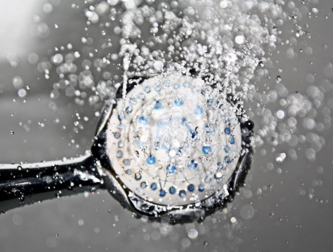 7 عادات سيئة تلحق الضرر بالبشرة والشعر